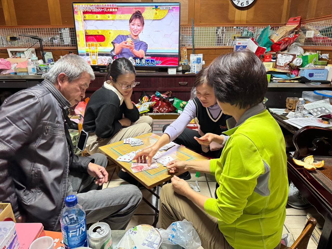 溫馨的牌桌時光 一家大小圍坐打十三支